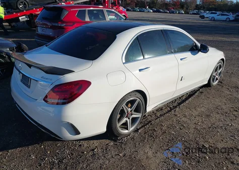 2015 Mercedes-Benz C 300 4Matic/Luxury 4Matic/Sport 4Matic z USA, uszkodzony, nr VIN 55SWF4KB1FU034987